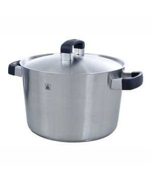 
<p><strong>Korte omschrijving BK Conical Cool Soeppan - 24 cm - RVS - met deksel</strong></p>
<ul>
<li>Geschikt voor alle warmtebronnen</li>
<li>Geschikt voor de oven tot 230°C</li>
</ul>
<p><strong>Uitgebreide omschrijving</strong></p>
<p>Voor extra veiligheid tijdens het koken kiest u voor de Conical Cool soeppan van het bekende merk BK. De pan is namelijk uitgerust met zogeheten koudgrepen, deze grepen worden niet warm tijdens het koken. En dankzij de robuuste vormgeving van de handgrepen liggen deze stevig in de hand, waardoor de pan zeer goed te hanteren is. De soeppan is tevens voorzien van een speciale sandwichbodem die ervoor zorgt dat de pan snel opwarmt en een uitstekende warmteverdeling heeft. U kunt de Conical Cool gebruiken voor alle warmtebronnen inclusief de oven. Toch op zoek naar een andere pannen? Bekijk hier alle pannensets van de <a title="BK Conical pannen" href="https://www.vdgardewarenhuis.nl/koken-en-tafelen/pannensets/bk-pannensets/bk-conical/">BK Conical serie</a>.</p>
<p> </p>
<p><