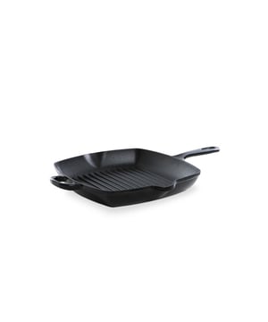 
<p><strong>Korte omschrijving BK Bourgogne Grillpan</strong></p>
<ul>
<li>Geschikt voor alle warmtebronnen</li>
</ul>
<p><strong>Uitgebreide omschrijving</strong></p>
<p>Sinds 1851 maakt BK pannen met een slim design en is BK voorloper op het gebied van onder andere gietijzeren pannen. In de Bourgogne collectie zie je de ervaring, traditie en vakmanschap terug. Deze pannen staan prachtig op het fornuis maar ook op een chique gedekte tafel. De karakteristieke braad- en grillpannen zijn gemaakt van ambachtelijk gietijzer en doen verleden en heden samensmelten. De prachtige BK Bourgogne gietijzeren bak- en braadserie is een echte krachtpatser in de keuken en verkrijgbaar in diverse eigentijdse kleuren.</p>