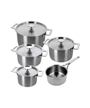 
<h2>Demeyere Lino 3 Pannenset RVS  5delig</h2>
<ul>
<li>Uitstekende warmteverdeling </li>
<li>Geschikt voor alle kookplaten</li>
<li>Ergonomische handgrepen</li>
<li>Speciale gietrand, voorkomt knoeien</li>
<li>Maataanduiding in de pan</li>
<li>3-lagenmateriaal</li>
<li>18/10 RVS</li>
<li>Vaatwasser bestendig</li>
<li>Vrij van PFAS en PFOA </li>
</ul>
<p><strong>Uitgebreide omschrijving</strong></p>
<p>De Demeyere Lino 3 Pannenset is een meesterlijk samenspel van vorm en functie, ontworpen om aan de hoogste kookverwachtingen te voldoen. Vervaardigd uit duurzaam 18/10 roestvrijstaal, belichaamt deze 5-delige set niet alleen tijdloze schoonheid maar ook ongeëvenaarde prestaties. Dankzij het innovatieve 3-lagenmateriaal genieten chefs van alle niveaus van een uitstekende warmteverdeling, wat zorgt voor gelijkmatig gekookte gerechten, elke keer weer.</p>
<p>Deze set is een ware kameleon in de keuken, compatibel met alle kookplaten, of u nu een traditioneel gasfornuis heeft of de nieuwste inductieplaat. De ergonomische handgrepen zijn zorgvuldig ontworpen voor comfort en veiligheid, waardoor het hanteren van hete pannen moeiteloos aanvoelt. Een speciale gietrand aan elke pan verzekert dat schenken netjes en zonder morsen gebeurt, terwijl de interne maataanduidingen het afmeten van ingrediënten direct in de pan vergemakkelijken.</p>
<p>Milieubewust en gezondheidsgericht, de Demeyere Lino 3 set is volledig vrij van PFAS en PFOA, stoffen die u liever niet in uw keuken heeft. En na het koken? Geen zorgen over de afwas. Deze pannen zijn ontworpen om de vaatwasserbestendig te zijn, waardoor opruimen een fluitje van een cent wordt. Met deze set investeert u in kwaliteit, duurzaamheid en het welzijn van uw gezin, terwijl u de deur opent naar eindeloze culinaire avonturen.</p>
<p><strong>Samenstelling</strong></p>
<ul>
<li>16 cm steelpan </li>
<li>16 cm kookpan</li>
<li>20 cm hoge kookpan</li>
<li>20 cm kookpan</li>
<li>24 cm kookpan</li>
</ul>
<p> </p>