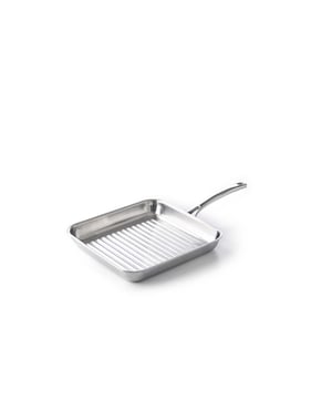 
<p><strong>Korte omschrijving BK Superior Triply Grillpan</strong></p>
<ul>
<li>Geschikt voor alle warmtebronnen</li>
<li>Anti aanbaklaag 3-Ply</li>
<li>Gemaakt van natuurlijke grondstoffen</li>
<li>Geschikt voor de oven tot 250°C</li>
</ul>
<p><strong>Uitgebreide omschrijving </strong></p>
<p>De BK Superior 3-ply pannen zijn een must have voor iedere hobbykok. De pannen zijn geheel vervaardigd uit 3-ply, een unieke constructie van twee lagen roestvrij edelstaal met een laag aluminium ertussen. Deze constructie zorgt voor een snelle en gelijkmatige warmteverdeling zonder hotspots. Ideaal voor het op hoge temperatuur aanbraden van bijvoorbeeld biefstuk. De sierlijke hol gegoten greep ligt lekker in de hand en wordt minder snel warm tijdens het bakken. Door de combinatie van materialen heb je met de BK Superior pannen jarenlang bakplezier. De hoogglans body blijft mooi vanwege de Evershine technologie, door deze technologie is uw pan beschermd tegen hitteverkleuring en blijft deze als nieuw. De BK Superior 3-ply pannen zijn geschikt voor alle warmtebronnen, inclusief inductie en kunnen in de oven.</p>
<p><