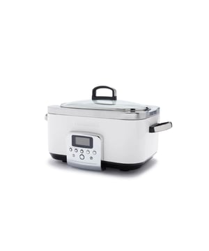 
<p><strong>Korte omschrijving Greenpan Slow Cooker cremewit 6 L</strong></p>
<ul>
<li>Volume: 6 L</li>
<li>Capaciteit: 1350 W</li>
<li>Aantal programma's : 8</li>
<li>Gemaakt van RVS</li>
<li>Vaatwasserbestendige binnenpan</li>
<li>Formaat pan: 48cm (L) x 34cm (B) x 28cm (H)</li>
</ul>
<p> </p>
<p><strong>Uitgebreide omschrijving</strong></p>
<p>Neem gerust je tijd. Slow cooking is dé oplossing voor mensen die gezond willen eten zonder daarvoor uren in de keuken te moeten staan.</p>
<p>Met de Greenpan Slow Cooker kun je nagenoeg alles bereiden, van groenteschotels en stoofgerechten tot soepen of zelfs desserts. Met de timer stel je de tijd in, van 30 minuten tot 24 uur. Zodra de cooker klaar is met koken wordt deze automatisch overgeschakeld op de warmhoudstand zodat je nooit een koude maaltijd zult aantreffen.</p>
<p>DE Thermolon™ Volt keramische antiaanbaklaag is vrij van PFAS, PFOA, lood en cadmium om overal met een stopcontact gezond en gifvrij te koken. Deze met diamanten verrijkte keramische anti-aanbaklaag is speciaal ontworpen om de belasting van moderne apparaten te weerstaan ​​en breekt niet af zoals traditionele coatings. Het is extra stevig, makkelijk schoon te maken en maakt elke maaltijd gezonder.</p>
<p>De afneembare pot en deksel zijn vaatwasmachinebestendig. Neem de behuizing af met een vochtige doek.</p>
<p><