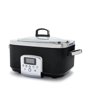 
<p><strong>Korte omschrijving Greenpan Slow Cooker Black 6 L 6 L</strong></p>
<ul>
<li>Volume: 6 L</li>
<li>Capaciteit: 1350 W</li>
<li>Aantal programma's : 8</li>
<li>Gemaakt van RVS</li>
<li>Vaatwasserbestendige binnenpan</li>
<li>Formaat pan: 48cm (L) x 34cm (B) x 28cm (H)</li>
</ul>
<p> </p>
<p><strong>Uitgebreide omschrijving</strong></p>
<p>Neem gerust je tijd. Slow cooking is dé oplossing voor mensen die gezond willen eten zonder daarvoor uren in de keuken te moeten staan.</p>
<p>Met de Greenpan Slow Cooker kun je nagenoeg alles bereiden, van groenteschotels en stoofgerechten tot soepen of zelfs desserts. Met de timer stel je de tijd in, van 30 minuten tot 24 uur. Zodra de cooker klaar is met koken wordt deze automatisch overgeschakeld op de warmhoudstand zodat je nooit een koude maaltijd zult aantreffen.</p>
<p>DE Thermolon™ Volt keramische antiaanbaklaag is vrij van PFAS, PFOA, lood en cadmium om overal met een stopcontact gezond en gifvrij te koken. Deze met diamanten verrijkte keramische anti-aanbaklaag is speciaal ontworpen om de belasting van moderne apparaten te weerstaan ​​en breekt niet af zoals traditionele coatings. Het is extra stevig, makkelijk schoon te maken en maakt elke maaltijd gezonder.</p>
<p>De afneembare pot en deksel zijn vaatwasmachinebestendig. Neem de behuizing af met een vochtige doek.</p>
<p><