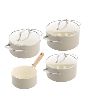 
<h2>Greenchef Nordics Pannenset Antiaanbak - 4-delig</h2>
<ul>
<li>PFAS-vrije keramische antiaanbaklaag</li>
<li>Geschikt voor alle warmtebronnen</li>
<li>Antiaanbaklaag versterkt met diamant</li>
<li>Ovenbestendig tot 200ºC</li>
<li>Warmt gelijkmatig op</li>
<li>Vaatwasmachine bestendig</li>
<li>Geleverd met glazen deksels</li>
</ul>
<p><strong>Uitgebreide omschrijving</strong></p>
<p>De Greenchef Nordics pannenset combineert Scandinavisch design met praktische functionaliteit. Deze stijlvolle set, uitgevoerd in een prachtige crèmekleur, bestaat uit vier veelzijdige pannen: een 16 cm steelpan, een 16 cm kookpan met glazen deksel, een 18 cm kookpan met glazen deksel en een 20 cm kookpan met glazen deksel. Dankzij de royale inhoud van de kookpannen en de PFAS-vrije keramische antiaanbaklaag is koken gezond, eenvoudig en duurzaam. De antiaanbaklaag, versterkt met diamant, voorkomt aanbranden en maakt schoonmaken een fluitje van een cent.</p>
<p>Elke pan in de set is ontworpen met gebruiksgemak en veelzijdigheid in gedachten. De gelijkmatige warmteverdeling zorgt voor perfecte kookresultaten, of je nu een saus, soep of bijgerecht bereidt. Bovendien zijn de pannen geschikt voor alle warmtebronnen, inclusief inductie, en ovenbestendig tot 200°C. Het meegeleverde glazen deksel helpt je het kookproces nauwlettend in de gaten te houden zonder onnodig warmteverlies.</p>
<p>Naast functionaliteit biedt de Greenchef Nordics pannenset ook een lange levensduur. Het duurzame ontwerp is vaatwasmachinebestendig, hoewel handwas wordt aangeraden om de kwaliteit van de antiaanbaklaag te behouden. Met zijn moderne uitstraling en hoogwaardige materialen is deze set een stijlvolle toevoeging aan elke keuken. Of je nu dagelijks kookt of een speciaal diner voorbereidt, met de Greenchef Nordics pannenset geniet je van gemak, kwaliteit en elegantie in één.</p>
<p><strong>Inhoud van de set:</strong></p>
<ul>
<li>16cm steelpan</li>
<li>16cm kookpan met glazen deksel</li>
<li>18cm kookpan met glazen deksel</li>
<li>20cm kookpan met glazen deksel</li>
</ul>
<p>--faq--</p>
<div>
<h3>Veel gestelde vragen</h3>
<div class="active">
<h4>Wat zijn de voordelen van pannen met een keramische laag?<i class="fa fa-plus"> </i><i class="fa fa-minus"> </i></h4>
<p>Pannen met een keramische laag hebben verschillende voordelen. Ze zijn lichter van gewicht en hebben vaak een mooie uitstraling dankzij de coating aan de binnen- en buitenkant. Een groot voordeel van de keramische laag is dat deze een natuurlijke antiaanbakwerking heeft, waardoor eten minder snel aanbakt en je minder olie of vet nodig hebt. Daarnaast zijn keramische pannen vaak geschikt voor verschillende kooktechnieken en warmtebronnen, mits ze correct worden gebruikt.</p>
</div>
<div>
<h4>Wat zijn de nadelen van pannen met een keramische laag?<i class="fa fa-plus"> </i></h4>
<p>Hoewel keramische pannen veel voordelen hebben, zijn er ook enkele nadelen. De keramische coating is minder slijtvast dan bijvoorbeeld een RVS-pan en kan na verloop van tijd beschadigen of slijten. Daarnaast zijn deze pannen niet geschikt voor koken op hoog vermogen, omdat te hoge temperaturen de coating kunnen aantasten. Het wordt aangeraden om maximaal 60% van het vermogen van de kookplaat te gebruiken om de levensduur van de pan te verlengen en beschadiging te voorkomen.</p>
</div>
</div>