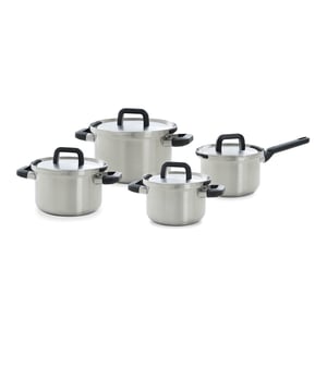 
<p>Heeft u een BORA kookplaat? Kijk hier voor alle BORA geschikte pannensets:</p>
<p>https://www.vdgardewarenhuis.nl/koken-en-tafelen/pannensets/pannensets-bora-kookplaat/</p>
<p><strong>Korte omschrijving BK Flow Cool Kookpannenset</strong></p>
<ul>
<li>Diameter kookpannen: 16cm | 18cm| 20cm</li>
<li>Diameter steelpan: 16cm</li>
<li>Uniek afgietsysteem</li>
<li>Kunststof koudgrepen en -stelen</li>
<li>Geschikt voor alle warmtebronnen</li>
</ul>
<p><strong>Uitgebreide omschrijving</strong></p>
<p>De BK Flow Cool 4-delig is een erg bekend en heel populair pannenset. En dat komt voornamelijk door het handige afgietsysteem. De degelijke BK pannen uit deze set zijn zeer gebruiksvriendelijk en van hoge kwaliteit. Bovendien kunnen ze op alle warmtebronnen. Bij de vijf-delige set zitten drie kookpannen in de maten 16cm, 18cm en 20cm. De steelpan heeft een diameter van 16cm.</p>
<p>De BK Flow Cool pannen zijn allemaal zo ontworpen dat ze perfect zijn voor zowel de keuken thuis als de professionele keuken. De pannen beschikken allemaal over een uniek afgietsysteem. Door het deksel een kwartslag te draaien vergrendel je het onder de speciale siliconen stoppers. Zo giet je af zonder dat je je zorgen hoeft te maken over het deksel. De handvatten zijn gemaakt van stevige kunststof koudgrepen, waardoor je ook geen pannenlappen meer nodig hebt. De pannen kun je stapelen, zodat ze weinig ruimte innemen wanneer je ze niet in gebruik hebt.</p>
<p>Deze goede pannen zijn vervaardigd van hoogwaardig roestvrij edelstaal. Dit heeft als resultaat dat de pannen geschikt zijn voor alle warmtebronnen en zelfs in de oven kunnen. Bovendien beschikken de Flow Cool pannen over een ingekapselde sandwichbodem, wat zorgt voor een zeer goede opwarming en warmtegeleiding van de pannen. Een ingekapselde sandwichbodem wil zeggen dat er tussen het edelstaal een laag aluminium zit. Het aluminium zorgt voor de snelle opwarming van de pan, terwijl het edelstaal het aluminium beschermt. Ingekapseld betekent dat de laag aluminium niet te zien is. De bodem ziet er zo mooi afgewerkt uit en heeft tegelijkertijd een belangrijke functie.</p>
<p>Tot slot kunnen alle pannen in de BK Flow Cool vier-delige pannenset gewoon in de vaatwasser. De pannen van het Nederlandse merk BK staan bekend om hun goede kwaliteit en lange levensduur. Bij deze pannen vind je die kwaliteiten dan ook zeker terug.</p>
<p><