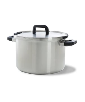 
<p><strong>Korte omschrijving BK Flow Cool Soeppan - 24 cm</strong></p>
<ul>
<li>Uniek afgietsysteem</li>
<li>Kunststof koudgrepen</li>
<li>Geschikt voor alle warmtebronnen</li>
</ul>
<p><strong>Uitgebreide omschrijving</strong></p>
<p>Veilig koken met BK Flow Cool Vergroot het kookgemak in de keuken met BK Flow Cool. Deze gebruiksvriendelijke pannenserie is voorzien van een veilig en uniek afgietsysteem. Met een simpele kwartslag draai, vergrendel je het deksel onder de zwarte siliconen stoppers. Zo kun je op een veilige manier met twee handen afgieten. De steelpan kun je zelfs met een hand afgieten! De pannen zijn voorzien van stevige hooggeplaatste koudgrepen welke niet snel warm worden. Deze pannen zijn gemaakt van hoogwaardig edelstaal en hebben een ingekapselde sandwichbodem. Zo warmen ze sneller op en wordt de warmte perfect en gelijkmatig verdeeld. De Flow serie is op elke warmtebron te gebruiken (incl. inductie). Na gebruik kunnen de pannen gereinigd worden in de vaatwasser. Daarnaast zijn ze goed stapelbaar vanwege de hooggeplaatste grepen; zo bespaar je ruimte in de keukenkast.</p>
<p><