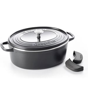 
<h2>Greenpan Featherweight ovalen Braadpan 25cm</h2>
<ul>
<li>Inclusief silicone covers voor een stevige en koele grip</li>
<li>50% lichter dan gietijzeren braadpannen</li>
<li>De braadpan warmt 3x sneller op dan gietijzeren stoofbraadpannen en heeft een speciaal deksel voor smaakvolle, sappige gerechten.</li>
<li>N°1 kwalitatieve Thermolon keramische antiaanbaklaag zonder schadelijke stoffen (PFAS-vrij).</li>
<li>Geschikt voor in de oven - <strong>Uitgezonderd het deksel</strong></li>
<li>Geschikt voor alle warmtebronnen</li>
</ul>
<p><strong>Uitgebreide omschrijving</strong></p>
<p>Energiezuinig, hoge kwaliteit en een heerlijk gerecht als resultaat, dat is de definitie van de Greenpan Featherweight ovalen Braadpan 25 cm Gietaluminium. De prachtige, zwarte ovalen pan is vervaardigd uit gietaluminium. Daardoor is de braadpan wel 50% lichter en warmt hij drie keer zo snel op dan een gietijzeren pan. De Thermolon keramische antiaanbaklaag zorgt ervoor dat de ingrediënten niet aanbakken of blijven plakken. De Greenpan Featherweight braadpannen kunnen op iedere warmtebron en zijn vaatwasserbestendig.</p>
<p>Het slimme design van de Greenpan Featherweight braadpannen zorgt voor een optimaal kookgemak. De speciale ringen in het deksel zorgen ervoor dat het kookvocht gelijkmatig weer over de ingrediënten verdeelt wordt. Door de ovalen vorm is deze braadpan ideaal voor de wat langere gerechten, zoals vis. De meegeleverde siliconen grepen kun je over de handgrepen doen voor een extra stevige en koele grip. De pan kan in de oven, uitgezonderd het deksel.</p>
<p>Een traditionele gietijzeren braadpan is vrij zwaar en moet vaak lang opwarmen. Bij de Greenpan Featherweight braadpan is dat verleden tijd. Door het gietaluminium weegt de pan 50% minder zwaar. Bovendien warmt hij drie keer sneller op, wat een optimaal gebruiksgemak geeft. De Thermolon antiaanbaklaag is verstevigd met diamant. Daardoor bakt of kleeft er nooit meer iets aan in jouw braadpan. Door het diamant kun je er zelfs met metalen spatels in werken!</p>
<p>Greenpan heet niet voor niets Greenpan. De Greenpan braadpannen zijn dan ook energiezuinig door hun snelle opwarming. De antiaanbaklaag is bovendien vrij van PFAS. Dankzij het innovatieve design werken deze braadpannen als een klein oventje op alle vuren, zodat ze extra energiezuinig zijn.</p>