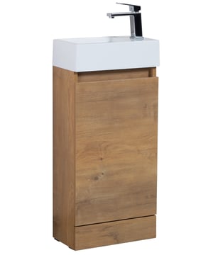 
Toiletmeubel Peru is een staand meubel inclusief onderkast en wastafel. De wastafelkast is gemonteerd en heeft een naar rechts draaiende deur. Deze draairichting kan niet worden aangepast. De wastafel kan wel in de gewenste richting geplaatst worden. Een afvoer kan enkel via de muurzijde van de wastafelkast worden gemonteerd omdat de onderkant vast de wastafelkast dicht is. Toiletmeubel Peru is met soft-close sluiting afgesteld en wordt geleverd inclusief bevestigingsmateriaal, maar zonder kraan, afvoerplug of sifon.AfmetingenOnderkast met wastafel: 40 x 22 x 89cmKenmerken- Toiletmeubel met wastafelkast en wastafel.- Staande uitvoering- De wastafel wordt geleverd met overloop- Gemonteerd in de verpakking- Inclusief montagemateriaal- Gemaakt van hoogwaardige kwaliteit MDF met fineerlaag- Afgesteld met soft-close sluitingDit toiletmeubel wordt geleverd in één doos en Merk: Badplaats Kleur: Eiken