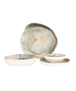 
Voeg een zijdezacht tintje toe aan uw keuken en leven met onze unieke collecties. Rinart porselein streeft ernaar om de traditie van het verleden duurzamer te maken met de moderne ontwerpen van de toekomst. Om dit doel te bereiken komen alleen de beste materialen uit de handen van bekwame ambachtslieden tot leven en raken ze de levens van gewone mensen die verhalen delen rond de tafel.Deze set bevat:- 6 dinerborden 30 cm- 6 desertborden 20 cm- 6 diepborden 21 cm- 6 kommetjes 13 cm (320 cc)Specificaties:- Magnetronbestendig: Dankzij onze duurzame grondstoffen en uitgebreide R&D-inspanningen; kunnen onze producten veilig in de magnetron worden gebruikt.- Vaatwasmachinebestendig: Alle producten van Rinart zijn vaatwasmachinebestendig. Je hoeft je nooit zorgen te maken over het in de vaatwasser zetten van de vaat.- Thermische schokbestendig: onze producten zijn duurzaam tegen plotselinge temperatuurschommelingen en onder extreme temperatuuromstandigheden in de keuken met een hard glazuuroppervlak en hoogwaardige grondstoffen.- Glazuurbeschermend: Krassen zijn een veelvoorkomend probleem als het om porseleinen serviesgoed gaat. Rinart biedt een hoge duurzaamheid tegen krassen.- Edge Chip Garantie: Het volledige Rinart-productassortiment is uitgerust met een hoge chipweerstand. Dit beschermt ze tegen schokken.Materiaal: PorseleinKleur: Multicolour