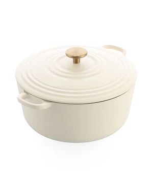 
<p><strong>Korte omschrijving BK Bourgogne Braadpan Cream White </strong></p>
<ul>
<li>Geschikt voor alle warmtebronnen</li>
<li>Materiaal binnenlaag: Emaille</li>
<li>Mooie Cream White stoofpan</li>
</ul>
<p><strong>Uitgebreide omschrijving</strong></p>
<p>Met de BK Bourgogne Braadpan kun je heerlijke suddergerechten bereiden. Deze braadpan is gemaakt van Gietijzer. Gietijzeren pannen zijn al van vroeger uit enorm populair. Dat komt omdat gietijzer de warmte goed vasthoud en bestand is tegen hoge temperaturen. Ook is gietijzer oersterk. Doordat de pannen de warmte goed vasthouden kun je je gerechten lekker laten garen op laag vuur. Met gietijzer kun je bakken, braden, stoven en sudderen. De binnenzijde van de pan is voorzien van emaille. De braadpan is geschikt voor alle warmtebronnen, ook inductie. De pan is vaatwasmachinebestendig.</p>
<p><
