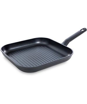 
<p><strong>Korte omschrijving BK Grillpan Easy Induction Keramische 26 x 26 cm</strong></p>
<ul>
<li>Geschikt voor alle warmtebronnen incl inductie</li>
<li>Keramische antikleeflaag</li>
<li>Geschikt voor zacht en krokant grillen</li>
<li>Vaatwasser bestendig, handwas aanbevolen</li>
<li>Kunststof koudgreep</li>
<li>5 jaar garantie</li>
</ul>
<p><strong>Uitgebreide omschrijving</strong></p>
<p>De BK Grillpan Easy Induction Keramische 26 x 26 cm is een hoogwaardige grillpan speciaal ontworpen voor gebruik op inductiekookplaten. De pan is gemaakt van kwalitatief hoogwaardig keramiek, wat zorgt voor een uitstekende warmtegeleiding en een gelijkmatige grillpatroon op je favoriete gerechten.</p>
<p>Met een afmeting van 26 x 26 cm is de pan perfect voor het grillen van een aantal porties tegelijk. De pan is ook gemakkelijk te reinigen, dankzij het gladde oppervlak en de anti-aanbaklaag.</p>
<p>De BK Grillpan Easy Induction Keramische 26 x 26 cm is ook veilig om mee te werken, dankzij de handvaten die zijn gemaakt van hittebestendig materiaal. Zo hoef je je geen zorgen te maken over hete handvatten tijdens het grillen.</p>
<p>In samenvatting is de BK Grillpan Easy Induction Keramische 26 x 26 cm een topkwaliteit grillpan die perfect is voor gebruik op inductiekookplaten. Het keramische materiaal zorgt voor een uitstekende warmtegeleiding en een gelijkmatig grillpatroon, terwijl de pan ook gemakkelijk te reinigen is en veilig om mee te werken dankzij de hittebestendige handvatten. Als je op zoek bent naar een hoogwaardige grillpan, dan is de BK Grillpan Easy Induction Keramische 26 x 26 cm de perfecte keuze.</p>
<p><a href="https://www.vdgardewarenhuis.nl/brands/bk/">Bekijk hier alle producten van BK.</a></p>