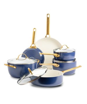 
<h2>Greenpan Padova pannenset 10-delig - Oxford blauw</h2>
<ul>
<li>Duurzaam aluminium met gelijkmatige warmteverdeling</li>
<li>Ergonomische handgrepen blijven koel tijdens het koken</li>
<li>Geschikt voor alle warmtebronnen, inclusief inductie</li>
<li>Ovenvast tot  200°C</li>
<li>Thermolon™ Diamond keramische antiaanbaklaag voor moeiteloos koken en schoonmaken</li>
<li>Vrij van schadelijke stoffen zoals PFAS, PFOA, lood en cadmium</li>
</ul>
<p><strong>Uitgebreide omschrijving</strong></p>
<p>Ontdek de perfecte combinatie van stijl en functionaliteit met de Greenpan Padova pannenset 10-delig - Oxford blauw. Deze hoogwaardige set is ontworpen voor de moderne keuken, waarbij elk detail zorgvuldig is overwogen om uw kookervaring te verbeteren. Vervaardigd uit duurzaam aluminium, zorgt deze set voor een gelijkmatige warmteverdeling, waardoor uw gerechten gelijkmatig garen en heerlijke resultaten leveren.</p>
<p>De ergonomische handgrepen zijn een toonbeeld van comfort en veiligheid; ze blijven koel tijdens het koken, waardoor u gemakkelijk en veilig uw gerechten kunt hanteren. Deze pannenset is veelzijdig in gebruik en geschikt voor alle warmtebronnen, inclusief inductie, wat betekent dat u vrij bent om te koken op elk type kookplaat. Bovendien zijn de pannen ovenvast tot 200°C, waardoor ze perfect zijn voor een breed scala aan recepten, van stoven op het fornuis tot bakken in de oven.</p>
<p>De revolutionaire Thermolon™ Diamond keramische antiaanbaklaag staat centraal in de ontwerpfilosofie van Greenpan, waardoor koken en schoonmaken moeiteloos wordt. Deze geavanceerde coating zorgt ervoor dat uw voedsel niet blijft plakken en dat de pannen gemakkelijk te reinigen zijn, zonder de noodzaak voor schurende schoonmaakmiddelen. Belangrijker nog, de Padova Light Blue set is vrij van schadelijke stoffen zoals PFAS, PFOA, lood en cadmium. Dit betekent dat u kunt koken met de geruststelling dat uw gerechten vrij zijn van deze ongewenste chemicaliën.</p>
<p>Of u nu een amateurkok bent of een ervaren chef-kok, de Greenpan Padova pannenset 10-delig - Oxford blauw is de ideale keuze voor iedereen die waarde hecht aan gezondheid, duurzaamheid en uitmuntende kookprestaties. Laat u inspireren door de veelzijdigheid en kwaliteit van deze set en breng uw kookkunsten naar een hoger niveau.</p>
<p><strong>Samenstelling </strong></p>
<ul>
<li>18 cm Steelpan met deksel</li>
<li>20 cm Steelpan met deksel</li>
<li>20 cm Koekenpan (bodem diameter 15,5cm)</li>
<li>24 cm/4.71 L Kookpan met deksel (bodem diameter 20cm)</li>
<li>24 cm Hapjespan met deksel (bodem diameter 18cm)</li>
<li>28 cm Koekenpan (bodem diameter 22cm)</li>
</ul>
<p>--faq--</p>
<div>
<h3>Veel gestelde vragen</h3>
<div class="active">
<h4>Wat zijn de voordelen van pannen met een keramische laag?<i class="fa fa-plus"> </i><i class="fa fa-minus"> </i></h4>
<p>Pannen met een keramische laag hebben verschillende voordelen. Ze zijn lichter van gewicht en hebben vaak een mooie uitstraling dankzij de coating aan de binnen- en buitenkant. Een groot voordeel van de keramische laag is dat deze een natuurlijke antiaanbakwerking heeft, waardoor eten minder snel aanbakt en je minder olie of vet nodig hebt. Daarnaast zijn keramische pannen vaak geschikt voor verschillende kooktechnieken en warmtebronnen, mits ze correct worden gebruikt.</p>
</div>
<div>
<h4>Wat zijn de nadelen van pannen met een keramische laag?<i class="fa fa-plus"> </i></h4>
<p>Hoewel keramische pannen veel voordelen hebben, zijn er ook enkele nadelen. De keramische coating is minder slijtvast dan bijvoorbeeld een RVS-pan en kan na verloop van tijd beschadigen of slijten. Daarnaast zijn deze pannen niet geschikt voor koken op hoog vermogen, omdat te hoge temperaturen de coating kunnen aantasten. Het wordt aangeraden om maximaal 60% van het vermogen van de kookplaat te gebruiken om de levensduur van de pan te verlengen en beschadiging te voorkomen.</p>
</div>
</div>