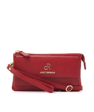 
Afmetingen: 20.00 cm breed x 11.00 cm hoog x 4.00 cm diep <p>Deze tas van rundleder is multifunctioneel in gebruik en door de afneembare en  verstelbare schouderband en polsband, zowel als schoudertas als clutch te  gebruiken. De tas is afsluitbaar met een bovenrits en heeft twee opbergvakken en daar tussen een steekvakje. Daarnaast zijn er nog zes creditcardvakken, een telefoonvak, keycord en een spiegeltje te vinden. De achterzijde van de tas heeft een ritsvak en de voorzijde heeft een steekvak afsluitbaar met drukknop, beide voor het meenemen van kleinere spullen welke je snel wilt kunnen pakken.</p>