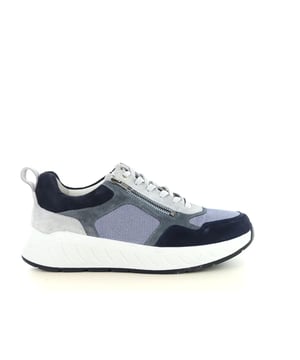 
De Solidus 71500 is een hoogwaardige herenveterschoen die comfort en stijl moeiteloos combineert. Gemaakt van premium leer, biedt deze schoen een duurzame en comfortabele pasvorm. De elegante wit/blauwe kleurstelling zorgt voor een moderne uitstraling die zowel casual als formele outfits complimenteert.​Dankzij de combinatie van een veter- en ritssluiting is het aan- en uittrekken van de schoen eenvoudig en snel. Een uniek kenmerk van dit model is de verstelbare wijdtemaat. Standaard komt de schoen met twee binnenzolen; door de onderste zool te verwijderen, vergroot u de wijdte van H (breed) naar K (extra breed). Dit maakt de schoen ideaal voor heren met bredere voeten of specifieke pasvormbehoeften.​Daarnaast is de uitneembare binnenzool perfect voor degenen die hun eigen steunzolen willen gebruiken, wat bijdraagt aan een gepersonaliseerd loopcomfort.​Over Solidus:Solidus staat al meer dan 100 jaar bekend om het produceren van comfortabele schoenen van zeer hoge kwaliteit. Het merk biedt een breed scala aan modellen, waaronder sportieve en chique opties zoals sandalen, slippers, sneakers en enkellaarsjes. Een opvallend aspect van Solidus is de focus op pasvorm; met breedtematen variërend van F tot en met M, is er voor vrijwel elke voet een geschikte schoen beschikbaar. ​