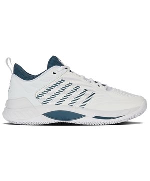 
Maak kennis met de K-SWISS hypercourt supreme 2 clay gravel tennis schoen voor heren. Dit witte model met multicolour accenten is de perfecte keuze voor serieuze tennissers die op zoek zijn naar comfort, stabiliteit en duurzaamheid op de tennisbaan. De voordelen van deze gravel tennis schoen zijn eindeloos. De speciale klei-gravel zool zorgt voor optimale grip en wendbaarheid, waardoor je moeiteloos van richting kunt veranderen tijdens het spel. Daarnaast biedt de schoen uitstekende demping om blessures te voorkomen en je prestaties te verbeteren. Het ademende bovenwerk zorgt voor ventilatie en houdt je voeten koel, zelfs tijdens intense rally's. De belangrijkste kenmerken van de K-SWISS hypercourt supreme 2 clay zijn onder andere de DuraWrap X technologie die extra bescherming biedt bij zijwaartse bewegingen, de Ortholite binnenzool die zorgt voor maximaal comfort en de Shock Spring technologie die schokken absorbeert en energie teruggeeft bij elke stap. Daarnaast is de schoen