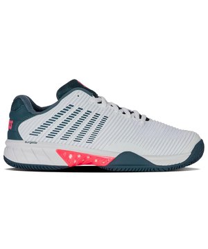 
Met de K-SWISS Hypercourt Express 2 Clay gravel tennis schoen voor heren haal je een kwalitatief hoogwaardige schoen in huis die speciaal is ontworpen voor gravelbanen. Dankzij de combinatie van comfort, stabiliteit en duurzaamheid is deze schoen de perfecte keuze voor elke serieuze tennisser. Een van de grootste voordelen van de Hypercourt Express 2 Clay is het comfort dat de schoen biedt. Met een goed gevoerde binnenzool en een stevige buitenzool ervaar je optimaal comfort tijdens lange tenniswedstrijden. Daarnaast zorgt het ademende materiaal ervoor dat je voeten koel en droog blijven, zelfs op de warmste dagen. Het ontwerp van de Hypercourt Express 2 Clay is niet alleen functioneel, maar ook stijlvol. De combinatie van wit en blauw zorgt voor een frisse uitstraling op de baan. Daarnaast zijn de schoenen voorzien van de kenmerkende K-SWISS strepen, wat zorgt voor een herkenbare look. Een van de belangrijkste kenmerken van de Hypercourt Express 2 Clay is de duurzaamheid. Deze schoen
