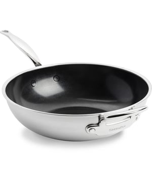 
<h2><strong>Korte omschrijving GreenPan Premiere Wok - 30 cm</strong></h2>
<ul>
<li>Diameter: 30 cm</li>
<li>Inhoud: 4,7 liter</li>
<li>Keramische anti-aanbaklaag versterkt met diamant</li>
<li>Bevat geen schadelijke stoffen (PFAS en PFOA vrij)</li>
<li>Vaatwasmachinebestendig (handwas aanbevolen voor een langere levensduur)</li>
<li>Geschikt voor alle warmtebronnen</li>
</ul>
<h2><strong>Uitgebreide omschrijving Greenpan premiere wokpan</strong></h2>
<p>De Greenpan Premiere Wokpan met extra handvat 30cm wordt unaniem geprezen door professionele én hobby-koks. De gezonde wokpan is uitgerust met verschillende technieken tegen aanbakken, aankleven en verkleuring. Doordat de pan ijzersterk is kun je er zelfs met RVS spatels mee bakken. Omdat de pan zo groot is, kun je met een gezin van 4-5 personen prima met deze Premiere wokpan overweg. Bovendien kan de pan op alle gangbare warmtebronnen, zelfs in de oven, en is hij vaatwasserbestendig.</p>
<p>Greenpan is opgericht om veilig en makkelijk te kunnen koken. Met de Premiere wokpan is bewezen dat dat opnieuw is gelukt. De pan is gemaakt van drielaags roestvrij staal. De kern is van aluminium, wat zorgt voor een snelle en gelijkmatige opwarming van de wokpan.</p>
<p>Daarnaast beschikt hij over een Thermolon anti-aanbaklaag, ontwikkeld door Greenpan zelf. Deze laag staat garant voor gezond koken door het ontbreken van PFAS en andere schadelijke stoffen. Deze uitstekende anti-aanbaklaag is bovendien onverwoestbaar door het gebruik van diamant. Hierdoor kun je zelfs met RVS spatels wokken.</p>
<p>Naast deze anti-aanbaklaag is er een Scratch Guard technologie aangebracht op de pan, wat zorgt voor een krasbestendige binnenkant. De Magneto technologie zorgt ervoor dat de wokpan op elke warmtebron gebruikt kan worden, in het bijzonder op inductie. Naast deze hoogstandjes zit op de wokpan de Evershine technologie, die de roestvrijstalen panbody beschermt tegen verkleuring. Zo ziet jouw wokpan er langer dan welke pan ook als nieuw uit!</p>
<p>De handgreep van de Greenpan Premiere wokpan ligt lekker in je hand. Met het extra handvat heb je nog meer grip tijdens het wokken. Na gebruik kan de pan gewoon in de vaatwasser, hoewel met de hand afwassen wordt aanbevolen.</p>
<p><
