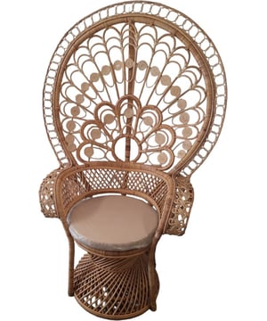 
Nu nieuw in ons assortiment deze prachtige pauwstoel. Sommigen noemen hem ook wel een troonzetel of pauwentroon.Fantastisch uniek stukje vlechtwerk handmatig verweven in prachtige vorm. De iconische pauwstoel uit de jaren 60/70 staat te gek in een vintage, bohemien of botanisch interieur..Prachtig op een slaapkamer maar ook in een veranda staat deze op de plek! Het meest onderscheidende meubelstuk uit de jaren 60 en 70 is terug en is nog steeds stijlvol. De romantische en speelse waaiervormige rugleuning, doet denken aan een wijd open verenstaart van een pauw, is een ultieme blikvanger en geeft de fauteuil een majestueus en dromerig karakter. Dankzij de prachtig geweven rotan details wordt de stoel het middelpunt van elke boho ingerichte woonkamer.Haal ook deze gezellige sfeer in uw huis. Wij leveren deze fauteuil nu met een rond passend ecru kussen. Geschikt voor binnen en voor onder de overkapping of in de veranda! Kleur: Beige Afmeting: 110x55x160 cm