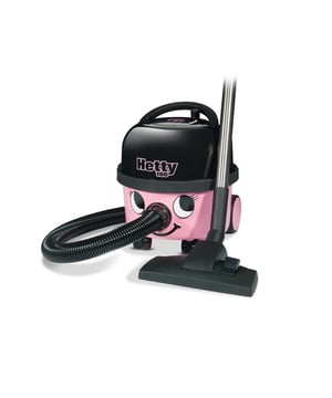 
<p><strong>Korte omschrijving</strong></p>
<ul>
<li>Inhoud stofzak: 6 liter</li>
<li>Snoerlengte: 10 meter</li>
<li>Actieradius: 13 meter</li>
<li>Geluidsniveau: 72 dB</li>
<li>2 jaar garantie</li>
<li>6 jaar motorgarantie </li>
</ul>
<p><strong>Uitgebreide omschrijving</strong></p>
<p>De nieuwste Hetty stofzuiger heeft alle voordelen van de grote Hetty maar verschijnt in een kleinere verpakking. Deze compacte versie is gemakkelijker op te bergen dan de grotere uitvoering en door het formaat meer wendbaar op kleine oppervlakten. Ook past deze stofzuiger goed op de trap. Ideaal voor kleinere huishoudens, studenten en starters. Niet alleen het formaat en gewicht zijn gewijzigd, Hetty heeft nu ook ruimte voor accessoires op de machine zelf. Zo heb je alle benodigdheden bij elkaar. Efficiënt en ready to go! </p>
<p> </p>
<p><strong>Over Numatic</strong></p>
<p>Op zoek naar de beste stofzuiger? Numatic biedt jou een uitgebreid assortiment aan huishoudelijke en professionele schoonmaak- en onderhoudsmachines. Bedrijven vinden bij het merk een geschikte machine om een groot pand schoon te krijgen en te houden. Numatic vergeet de gewone consument echter niet en maakt van stofzuigen een leuk klusje met vrolijke stofzuigers. Deze zijn te herkennen aan de vrolijke gezichten en dragen allemaal een naam. Ze zijn meer dan een huishoudelijk apparaat. Ze zijn jouw hulpje bij het schoonmaken van je huis en vrolijken je op tijdens het stofzuigen. Daarnaast zijn de stofzuigers onwijs goed in wat ze doen en kunnen ze jaren mee. Wacht dus niet langer en koop een stofzuiger van Numatic en dan helpt Henry, Hetty, James, George of Charles je binnenkort bij het schoonmaken.</p>