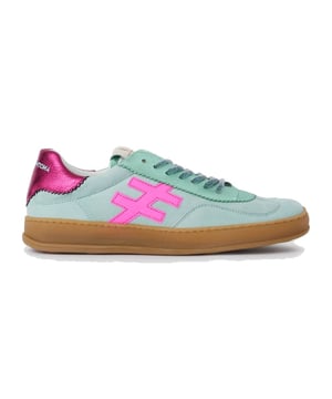 

     Artikel A032-Iconic II in kleur M3-68-Mint is een prachtige groene veterschoen, voor dames, van het merk Another Trend. De zool is van rubber. De voering is leer. De voetwijdte is standaard. Deze veterschoen is voorzien van een uitneembaar voetbed.
    
    