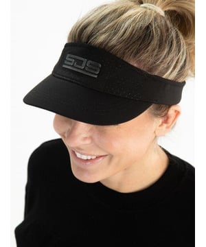 
Introductie: Met de zwarte tennis hoed van SJENG SPORTS maak jij niet alleen een fashion statement op de tennisbaan, maar bescherm je jezelf ook tegen de felle zon. Deze stijlvolle en functionele hoed is speciaal ontworpen voor vrouwen die er graag goed uitzien tijdens het sporten. Voordelen: Dankzij de zwarte kleur past deze hoed bij elke tennisoutfit en geeft het een extra touch aan jouw look. De brede klep beschermt je gezicht en ogen tegen de zon, zodat je ongestoord kunt blijven spelen. Bovendien zorgt het verstelbare bandje ervoor dat de hoed altijd perfect past en niet wegwaait tijdens het bewegen. Belangrijkste kenmerken: De women cap van SJENG SPORTS is gemaakt van hoogwaardig materiaal dat ademend en lichtgewicht is, zodat je comfortabel kunt blijven sporten. De hoed is voorzien van het iconische SJENG SPORTS logo aan de voorkant, wat zorgt voor een sportieve uitstraling. Of je nu beginner bent of een ervaren tennisser, deze hoed is een must-have voor elke vrouw die haar
