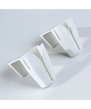 
2 deurhaken. Praktisch, Deze haken zijn om op de post van een lade of de deur van een kast. Hun speciale vorm zal toelaten om ofwel een theedoek of een plastic zak gebruikt als een vuilnisbak dragen. Verkocht per set van 2D Afmetingen: 4,5 x 4,5 x 3,5 cm Materiaal: kunststof Merk: CaliCosy Kleur: White