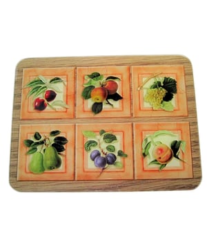 
Kies voor dit snijplankje van glad glas met 6 fruitafbeeldingen op een houten print achtergrond en een glad glazen afwerking aan de bovenkant. Praktisch en hygiënisch, deze snijplank is perfect voor hapjes of wanneer u aan het koken bent. Eenvoudig schoon te maken en de 4 antislipvoetjes aan de onderkant voorkomen dat uw snijplank wegglijdt. Materiaal: gehard glas. Afmetingen: 30 x 40 cm. Merk: CaliCosy Kleur: Multicolour