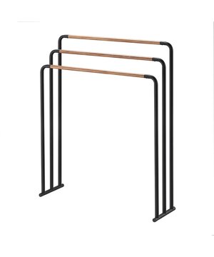 
Vous ne savez pas où poser vos serviettes dans votre salle de bain, où poser vos torchons dans votre cuisine ? Ce Porte serviette 3 niveaux est la solution pour ne plus les laisser traîner. Votre Porte serviette 3 niveaux dispose de 3 barres d'accroches. Le mélange de l'acier et du bois en fait un accessoire robuste et au style tendance. Son design simple et élégant apportera de la modernité à votre pièce, en plus de rangements. Son format compact est idéal pour les petits espaces Matière : Métal Dimensions : 70 X 19 X 83 cm Poids: 2500 g Cet article est disponible en 2 coloris: blanc et noir mat Merk: CaliCosy Kleur: Black