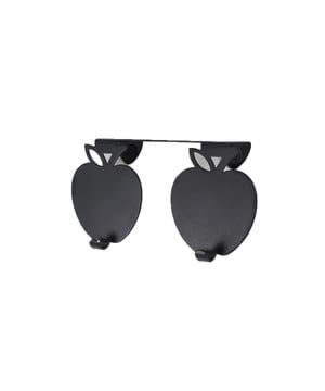 
Ontdek dit dubbele theedoekhaakje met appelmotief dat een fruitig accent aan uw keukendecoratie zal geven. Deze dubbele theedoekhaak is geschikt voor een deur tot 2,5 cm breed. In de haken vindt u een beschermend schuimrubber om uw meubels te beschermen. Materiaal: Metaal Afmetingen: L 14,5 x B 7,5 x H 3 cm Merk: CaliCosy Kleur: Black