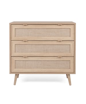 
Voeg een natuurlijke hoek toe aan uw kamer met deze Ladekast 3 laden L80 cm - Rotan impressie - Bali. Zijn formaat en laden zijn perfect om kleding, decoraties en andere voorwerpen binnen handbereik te bewaren.De rechthoekige vorm en de lichte houtkleuren geven een vintage uitstraling aan uw slaapkamer, entree of zelfs eetkamer.Productkenmerken:Deeltjesplaat (15 mm), MDF 3 laden, commode. Decor: Sonoma eiken, laden met trendy rotan decoratieprint (Let op, dit is een print op panelen en geen gevlochten rotan). Massief houten poten, deur met 45° hoekuitsparing. Laden op metalen glijders. Europese fabricage. Productafmetingen:Lengte 80 cm x Hoogte 80 cm x Breedte 40 cm. Nettogewicht: 24,5 kg. Verpakkingsafmetingen:Lengte 103,5 cm x Hoogte 49,5 cm x Breedte 15,5 cm. Brutogewicht: 26,6 kg. Merk: CaliCosy Kleur: Wooden Effect