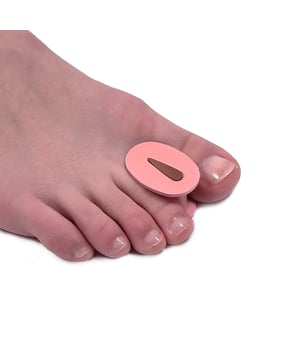 
Geen pijnlijke hallux valgus meer dankzij deze spalken voor Hallux. Ze helpen om de veelvoorkomende "hallux valgus" pijn te verlichten. De Hallux-spalken oefenen regelmatige druk uit op de grote teen en houden deze recht, waardoor de impact van schokken tijdens het lopen wordt verminderd. Ze kunnen de hele dag gedragen worden, met sokken of panty's en zelfs in de smalste schoenen. Materiaal: Gemaakt van flexibel plastic - harde plastic spalk aan de binnenkant. Afmetingen: 3,6 x 2,6 x 2 cm. Merk: CaliCosy Kleur: Rose