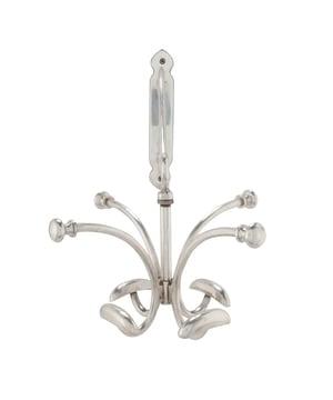 
Ontdek onze wandkapstok met 8 kapstokken om een optimale opbergruimte te creëren in uw ingang. Zijn originele klassieke stijl zal een vleugje authenticiteit toevoegen aan de decoratie van uw kamer. Dankzij Deze 8 jashaken bespaart u ruimte op de vloer om uw jassen en accessoires op te hangen. Afmetingen: 40 cm x 41 cm x 29 cmSamenstelling: Messing met een verouderde zilveren afwerkingSignature, gevestigd in de buurt van Lille in Frankrijk, maakt en herwerkt al meer dan 20 jaar meubels. De collectie biedt een ruime keuze aan meubelen en decoratieartikelen. De smaak van het echte meubilair bedacht in de regels van de kunst, en een oog voor eclectiek biedt een mengsel van originaliteit en authenticiteit. Ontdek een selectie van meubelen met edele en kwalitatieve materialen. Merk: Signature Kleur: Silver