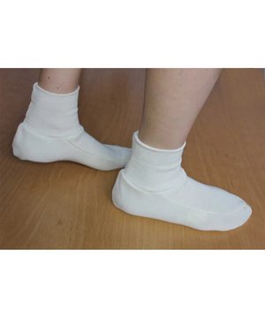 
Proef het comfort van deze warme pantoffels thuis! Ze zijn perfect om te dragen tijdens het tv-kijken, slapen of in laarzen of dikke schoenen. De warme pantoffels zijn gemaakt van zacht en warm jersey breisel met 80% wol. Ze hebben een afwerking van 8 cm ribboord rond de enkels. Beschikbaar in de maten S/M voor vrouwen en L/XL voor mannen. Materiaal: 80% wol, 20% acryl, kleur: ivoor. Productafmetingen: 25 x 15 x 2 cm. Merk: CaliCosy Kleur: White