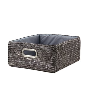 Ontdek deze lade gemaakt van donkergrijs gevlochten natuurlijk stro. De metaalgrijze gevlochten lade is eenvoudig en zeer design en is ook zeer praktisch om allerlei spullen in op te bergen! Afmetingen: 33 x 28 x 13 cm Materiaal: stro Merk: CaliCosy Kleur: Grey