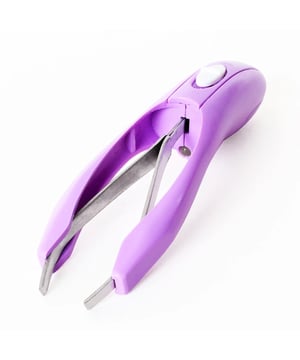 
Deze intrekbare pincet biedt een uitstekende grip en vergemakkelijkt het epileren van de wenkbrauwen. Wanneer je op de behuizing drukt, schuift de pincet automatisch naar achteren en wordt het haar gemakkelijker verwijderd. Bovendien zorgt de ledverlichting van de pincet voor gerichte verlichting van het te epileren gebied. De uiteinden zijn ontworpen om het haar steviger vast te houden en sneller te verwijderen. De ergonomische pincet is voorzien van een aan/uit-knop om de ledverlichting in te schakelen. Werkt op 3 knoopcelbatterijen LR 41 (AG13) die worden meegeleverd. Materiaal: ABS-kunststof / Roestvrij staal 18/0. Afmetingen: 9,8 x 2,2 x 3 cm. Merk: CaliCosy Kleur: Purple