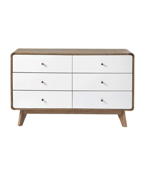 
Commode met 6 laden, ontworpen in hoogwaardig melaminepanelen. De structuur en de poten van de commode zijn bedekt met een houtdecor. De ladefronten zijn wit met houten knoppen.Productkenmerken:Hoofdmateriaal: Spaanplaat. Productafmetingen: Lengte 120 cm x Breedte 39 cm x Hoogte 75,5 cm. Netto gewicht: 42,5 kg. Pakketafmetingen: Pakket nr. 1: Lengte 141,5 cm x Hoogte 11 cm x Breedte 46,5 cm. Pakket nr. 2: Lengte 72,5 cm x Hoogte 17 cm x Breedte 43,5 cm. Totaal bruto gewicht: 44 kg.  Merk: CaliCosy Kleur: Wooden Effect