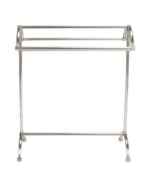 
Ons handdoekenrek met 3 stangen is het perfecte opbergaccessoire om uw badkamer smaakvol in te richten en tegelijk een praktische ruimte te bieden om uw handdoeken op te bergen. Hij kan een aantal handdoeken en accessoires bevatten dankzij de 3 verspringende stangen voor optimaal drogen. Dit verzilverde messing handdoekenrek is ook verkrijgbaar in een versie met 5 sporten. Afmetingen: 86 cm x 71 cm x 28 cm Samenstelling: Messing met een verouderde zilveren afwerking Signature, gevestigd in de buurt van Lille in Frankrijk, ontwerpt en herwerkt al meer dan 20 jaar meubels. De collectie biedt een ruime keuze aan meubelen en decoratieve artikelen. De smaak van het echte meubilair bedacht in de regels van de kunst, en een oog voor eclectiek biedt een mengsel van originaliteit en authenticiteit. Ontdek een selectie van meubelen met edele en kwalitatieve materialen. Merk: Signature Kleur: Silver
