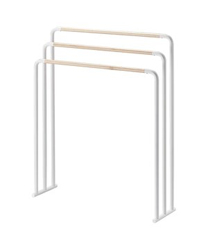 
Vous ne savez pas où poser vos serviettes dans votre salle de bain, où poser vos torchons dans votre cuisine ? Ce Porte serviette 3 niveaux est la solution pour ne plus les laisser traîner. Votre Porte serviette 3 niveaux dispose de 3 barres d'accroches. Le mélange de l'acier et du bois en fait un accessoire robuste et au style tendance. Son design simple et élégant apportera de la modernité à votre pièce, en plus de rangements. Son format compact est idéal pour les petits espaces Matière : Métal Dimensions : 70 X 19 X 83 cm Poids: 2500 g Cet article est disponible en 2 coloris: blanc et noir mat Merk: CaliCosy Kleur: White