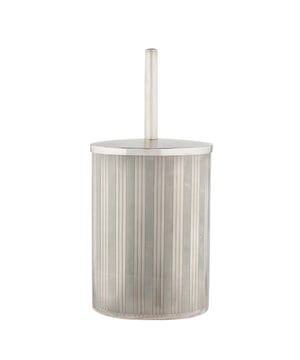 
Ontdek deze retro toiletborstel, gemaakt van messing met een verouderde zilveren afwerking. Afmetingen: Lengte 15 cm x Diepte 10 cm x Hoogte 33 cm. Kenmerken: Messing met een verouderde zilveren afwerking. Afwerking met verouderd zilveren plating en vernis. De Durand-collectie bestaat uit 14 referenties voor badkameropslag. Signature, gevestigd in de buurt van Lille in Frankrijk, creëert en heruitgeeft al meer dan 20 jaar meubels. De collectie biedt een ruime keuze aan meubels en decoratieve artikelen. De voorliefde voor echt vakmanschap en een eclectisch oog zorgen voor een mix van originaliteit en authenticiteit. Ontdek een selectie van meubels gemaakt van hoogwaardige en nobele materialen. Merk: Signature Kleur: Silver