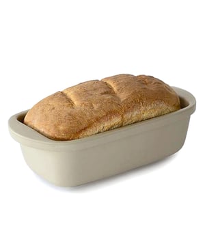 
De aardewerken schaal voor brood of terrine kan temperaturen tot 220°C verdragen. Voorbeeld van een broodrecept gemaakt met deze vorm: Meng gedurende 10 minuten 500 g bloem, 1 theelepel zout, 2 zakjes bakkersgist en 320 ml lauw water (ongeveer 20-25°C) in een kom. Vorm direct het deeg tot een broodvorm en leg het in de broodvorm. Dek af met een schone doek en laat op een warme plaats rusten. Het volume moet verdubbelen. U kunt deze procedure herhalen voor een minder stevig brood. Verwarm de oven voor op 220°C (stand 8). Bevochtig de bovenkant van het brood, maak insnijdingen met een scherp mes om de 3 cm en bestuif eventueel met wat bloem en bak het in de oven. Na 10 minuten bakken, zet de oven op stand 7 of 200°C en bak nog ongeveer 30 minuten. Volg uw recepten nauwkeurig met gemak met behulp van de kookstandaard, klik hier om het te ontdekken! Merk: CaliCosy