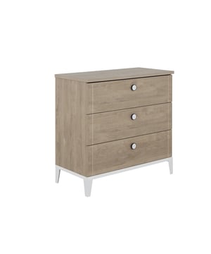 
Productkenmerken: De Marcel-collectie is zowel chic als natuurlijk. Deze kinderkamer met een lichte eikenhouten afwerking wordt benadrukt door een witte structuur die het geheel moderniseert. Met zijn natuurlijke lichte eikenhouten bekleding biedt de commode voor baby's grote opbergruimtes met zijn drie laden. De knoppen van de laden hebben een ronde vorm om een speels element toe te voegen. Om de slaap van de baby niet te verstoren, zijn de laden voorzien van dempende remmen voor een zachte sluiting. Het gebruikte hout is afkomstig van duurzaam beheerde Franse bossen. Samenstelling: Spaanplaat bedekt met papier met een imitatie eikenhouten afwerking. Afmetingen: L 95 cm x H 91 cm x D 46 cm. Merk: CaliCosy Kleur: Wooden Effect