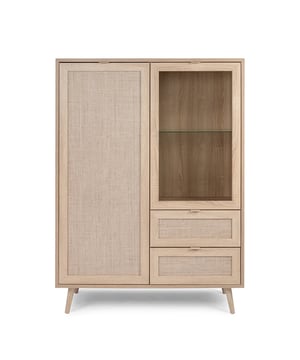 
Ontdek onze BuffetKast met 2 deuren 2 lades L101,5 cm - Rotan-afdruk - Bali, die esthetiek en veel opbergruimte combineert! Met zijn glazen deur kunt u uw decoratie of mooi serviesgoed tentoonstellen, evenals andere spullen binnen handbereik. Het is perfect geschikt voor een entree of eetkamer en brengt een vintage decoratie. Product kenmerken : Spaanplaat (15 mm), MDF 1 deur, 1 glazen deur, 2 lades. Decoratie: Sonoma eikenhout, deuren en lades met rotan-printdecoratie. (Let op, het is een print op het paneel, het is geen gevlochten rotan). Massief houten poten, deur met 45° versteksnede. Product afmetingen : Lengte 101,5 cm x Hoogte 139 cm x Breedte 40 cm. Nettogewicht: 49 kg. Afmetingen pakket : Pakket nr. 1: Lengte 130 cm x Hoogte 47,5 cm x Breedte 10,5 cm - Brutogewicht: 24,1 kg. Pakket nr. 2: Lengte 139,5 cm x Hoogte 56,5 cm x Breedte 11,5 cm - Brutogewicht: 29 kg. Merk: CaliCosy Kleur: Wooden Effect