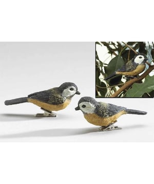 
Set van 2 vogels met klem om naar wens te bevestigen: - op planten binnen of buiten het huis. - op slingers - op planken of lampen Vogelkleuren: BRUIN en BLAUMateriaal: polyesterharsAfmetingen: 11 x 6 cm Merk: CaliCosy Kleur: Multicolour