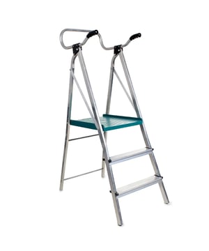 
een hoge mate van stabiliteit. Het is een ergonomisch accessoire en zeer gemakkelijk in het gebruik. Hij is gemaakt van hoogwaardig aluminium en het unieke gepatenteerde vergrendelingssysteem garandeert nog meer stabiliteit voor maximale veiligheid. Opgevouwen neemt hij heel weinig ruimte in. Hij kan tot 150 kg dragen en voldoet aan de Europa se veiligheidsnorm EN 131. De eerste trede is slechts 22 cm van de grond. Het platform bevindt zich op 67 cm van de grond en de leuning op 80 cm van het platform. Alle voordelen van Deze ergonomische trap voor het behoud van uw onafhankelijkheid: Veilige trap voor ouderen of personen met een beperkte mobiliteit3 treden, gepatenteerd vergrendelingssysteem, stabiel platformStabiele trap met handgrepen, gemaakt van aluminium om robuustheid en lichtheid te combinerenSamenvatting van de kenmerken van de 3-traps trap:- Uitgevouwen afmetingen: H 145 x L 94 x B 46 cm ongeveer. - Afmetingen in opgevouwen toestand: ca. H 167,5 x L 45 x B 14 cm - Platformafmeting: ca. 40 x 42 cm - Maximale belasting: 150 kg. - Gemaakt van aluminium. - EN 131 normen. Merk: CaliCosy