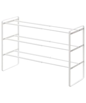 
Ontdek onze uitbreidbare zwarte schoenenrek met 3 niveaus - L41 cm. Dit rek is uitbreidbaar en kan worden aangepast aan verschillende ruimtes die u heeft. Dit rek biedt ruimte voor 9 tot 12 paar schoenen. Het strakke en eigentijdse ontwerp past bij elke interieurstijl. Voor extra opbergruimte kunt u er ook meerdere op elkaar stapelen om bijvoorbeeld een rek met 6 niveaus te krijgen. Productkenmerken: Kan 9 tot 12 paar schoenen opbergen. 3 niveaus. Productafmetingen: Lengte 41 cm x Breedte 25 cm x Hoogte 46 cm - Netto gewicht: 2 kg. Afmetingen verpakking: Verpakking nr. 1: Lengte 25,5 cm x Hoogte 50 cm x Diepte 4 cm - Bruto gewicht: 2,2 kg. Merk: CaliCosy Kleur: White