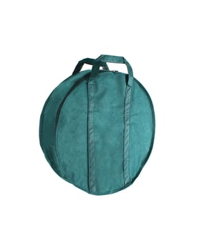 
Kies voor stevige en praktische opslag met deze opbergtas voor tuinslangen. De ronde vorm en de 2 handvatten zijn ideaal om een tuinslang tot 22,5 meter lengte op te bergen. Deze opbergtas voor tuinslangen heeft een netstof paneel aan de onderkant dat is ontworpen om de slang te laten uitlekken en te beluchten. De 2 handvatten zijn perfect om de tas gemakkelijk te dragen en op te hangen. Er is een clip aan de binnenkant voorzien om de slang vast te maken. De opbergtas voor tuinslangen heeft een ritssluiting. Materiaal: polyester, groene kleur. Productafmetingen: diameter 45 x hoogte 17,5 cm. Merk: CaliCosy Kleur: Green