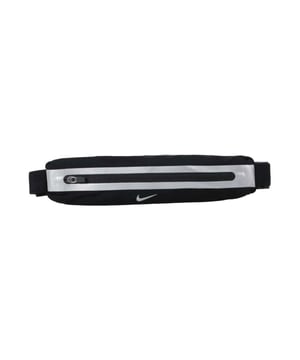 
90% Polyester, 10% Spandex. Breedte: 23cm. Hoogte: 8cm. Vakken: 1 hoofdvak, met rits. Verstelbare tailleband, elastische band. Ontwerp: Contrast, Reflecterend detail, Swoosh. Duurzaam. Bevestiging: Snelspanner.