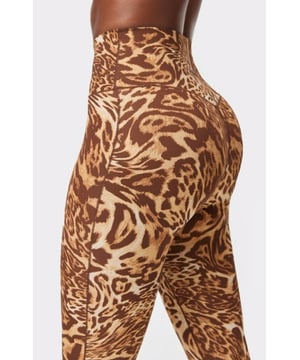 
STRONGER LIFT NO FRONT SEAM LEGGINGS I819-7011 Onze Sleek Leggings hebben een hoge taille en zijn vervaardigd uit een luxueuze, dunne stof die je silhouet mooi benadrukt. Deze legging met luipaardprint is gemaakt van een lichtgewicht materiaal dat zweetafvoerend, sneldrogend en ademend is, wat zorgt voor comfort tijdens het trainen en je koel en droog houdt. Het siliconen materiaal aan de binnenkant van de tailleband voorkomt dat de legging naar beneden zakt, zodat je ongestoord kunt bewegen. Bereik de perfecte strakke look met deze legging.