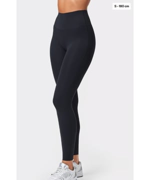 
STRONGER LIFT NO FRONT SEAM LEGGINGS I819-99999 Onze Sleek Pocket Leggings bieden een hoge taille en zijn vervaardigd uit een luxueuze, lichte stof die je figuur mooi accentueert. Deze zwarte legging is ontworpen met ademend en sneldrogend materiaal dat zorgt voor optimaal comfort tijdens het trainen, waardoor je koel en droog blijft. Met praktische zakken aan de zijkanten en een siliconen rand in de tailleband die voorkomt dat de legging afzakt, kun je je volledig concentreren op je bewegingen zonder afleiding.