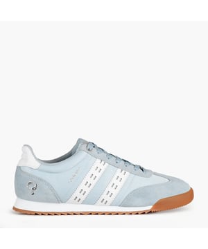 
* Q-Legends * Hollands design * Authentieke, tijdloze sneaker met een rijke historie. * Dubbele blokstreep met kartelrand en iconisch Q-logo * Suède gecombineerd met nylon * Uitneembare luxe binnenzool voor een comfortabele pasvorm * Kwalitatieve slijtvaste geribbelde rubberen onderzool met EVA tussenlaag * Extra binnenzool voor eventuele halve maat correctie   Onze Legends De Q-Legends zijn prachtige oer-Hollandse, authentieke producten met elk hun eigen succesverhaal. Met internationale ambitie weggelopen uit onze rijke sporthistorie. Puur, origineel met een vleugje winnaarsmentaliteit.   Tornado De Tornado sneaker behoort tot een van onze legendarische sneakers. Een klassieker, geïnspireerd op een model van vroeger. Deze sneaker is daarom ook een van onze 'Legends'. Om jou dat echte legendarische gevoel te laten ervaren, is de Tornado ontworpen voor het ideale loopcomfort. De geribbelde zool zorgt voor optimaal draagcomfort en uitstekende demping tijdens het lopen. Het bovenwerk is