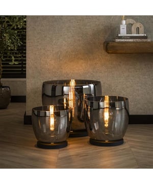 
Deze prachtige vloerlamp 'UP XL' is een echte eye-catcher! De lamp is in drie verschillende uitvoeringen gebracht, namelijk: amber kleurig, koper en chroom. De lamp is ook uitgevoerd in drie verschillende maten en de lamp komt het best tot haar recht wanneer deze gecombineerd wordt met 1 of 2 modellen van de andere maatvarianten. Er wordt aanbevolen LED lichtbron (8467) te gebruiken.Over het merkWij zijn continu bezig met het samenstellen van stoere collecties die naast functioneel ook nog is heel trendy zijn. Veel van ons assortiment is zo ontworpen dat het leuk bij elkaar staat in elke kamer, daarom raden wij zeker aan om even een kijkje te nemen in ons assortiment voor leuke matchende items! - Afmeting: 33x33x32 - Kleur: Grijs - Materiaal: Glas